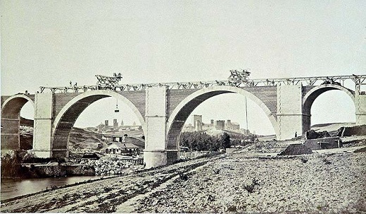Puente del ferrocarril sobre el río Adaja a su paso por Arévalo. Foto Clifford, año 1858. Colec. Particular
